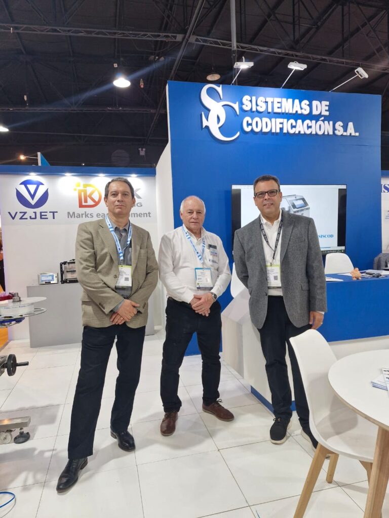 El presidente de SISCOD® junto a los representantes de Hitachi y Squid Ink