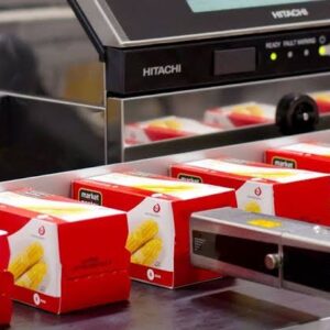 Codificadora industrial imprimiendo códigos de lote sobre envases en una línea de producción.